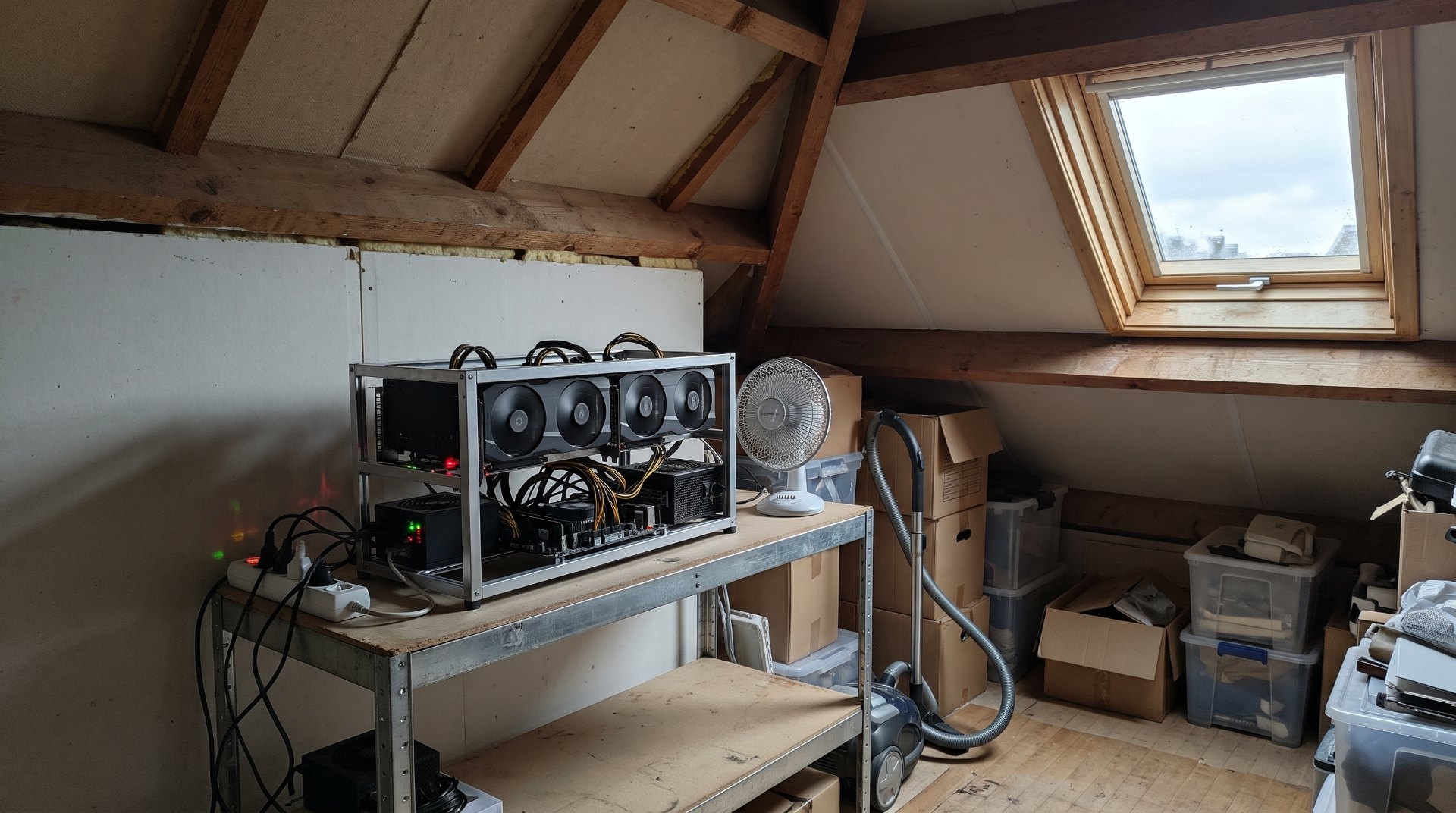Herkomst van crypto uit staking: grafische kaart naast een gesloten map op een houten tafel